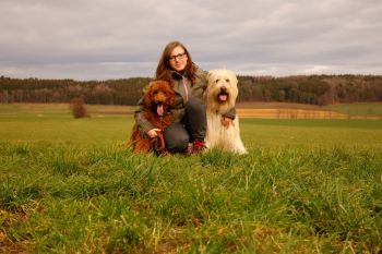 Lena Stadler mit ihrer Bruni und Asistenzhund Azubi Heidi